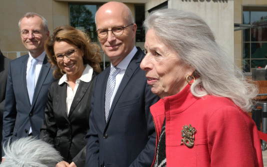 Dr. Martin Vetter, Carola Veit, Dr. Peter Tschentscher und Marione Ingram stehen nebeneinander